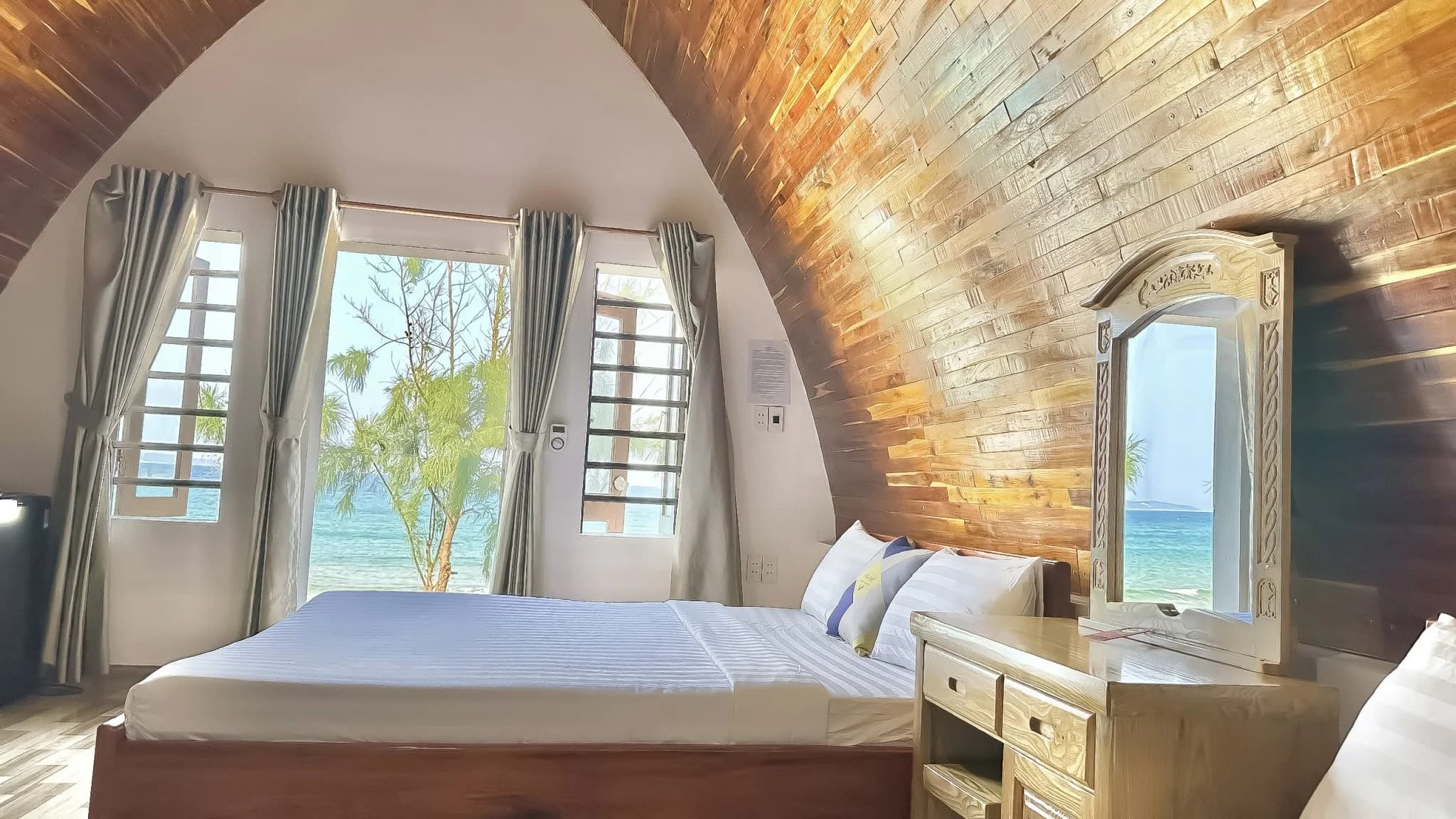 COMBO TRỌN GÓI ĂN & Ở 3 NGÀY 2 ĐÊM BUNGALOW SÁT BIỂN 4NL 2