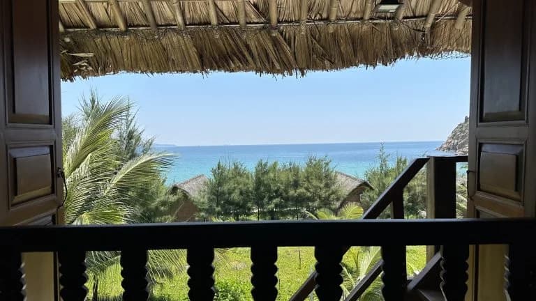 COMBO TRỌN GÓI ĂN & Ở 2 NGÀY 1 ĐÊM VILLA NHÀ GỖ VIEW BIỂN — CẢ CĂN 38NL 10